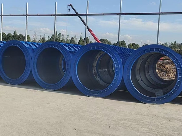 Cement pipe mold